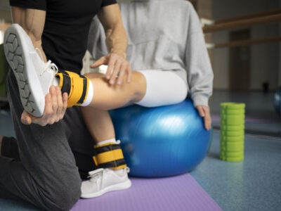 paciente-haciendo-rehabilitacion-fisica-ayudado-terapeutas